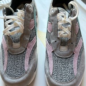 SAS Women’s Sneaker 9.5 M Like New